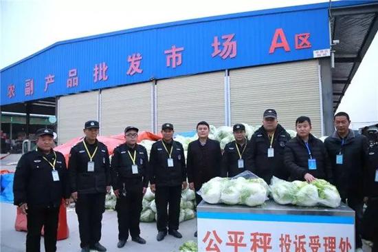 市场工作人员合影留念