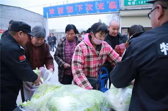 市场工作人员为市民免费发放爱心菜