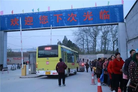 排队等候领取爱心菜的市民