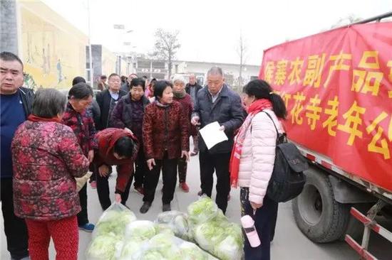 发菜登记,确保社区老年公寓内户户老人领到爱心菜