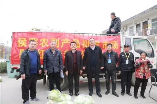 侯寨农副产品批发市场及红花寺社区老年公寓工作人员合影