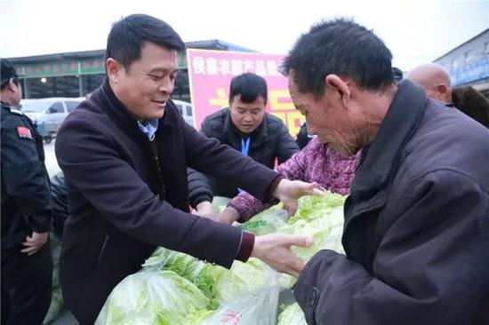 侯寨农副产品批发市场常务副总经理金山为市民免费发放爱心菜