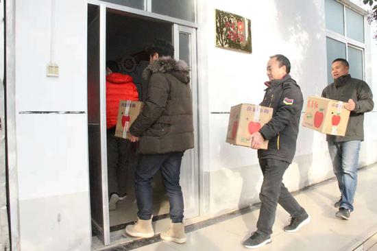 三門峽老人來(lái)鄭州賣蘋果，又凍又發(fā)愁