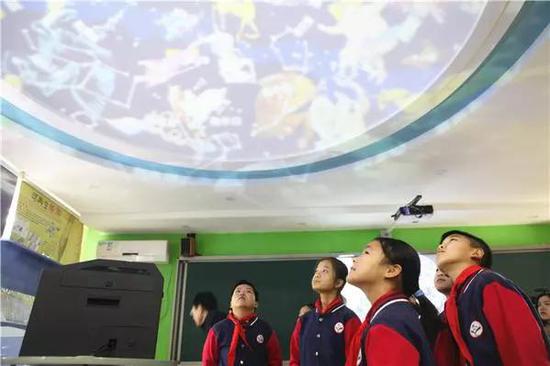 郑东新区小学生在创客空间“仰望星空”