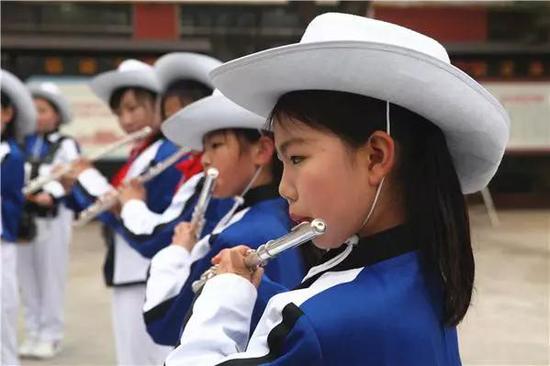 鄭東新區(qū)昆麗河小學(xué)管樂團(tuán)精彩表演