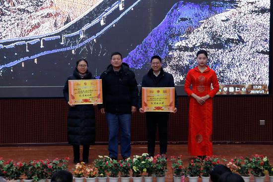 肖俊明教授为“优秀组织奖”获奖部门颁奖
