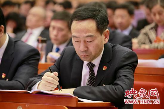 省人大代表認真聽取政府工作報告