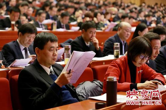 省人大代表認真聽取政府工作報告