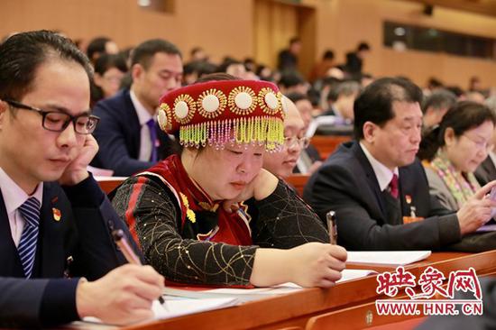 省人大代表認真聽取政府工作報告