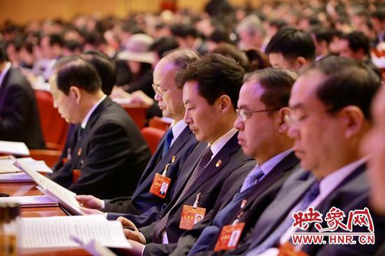 省人大代表認真聽取政府工作報告