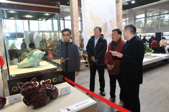 与会领导参观展览