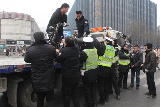 快递小哥被逮13次 郑州交警怒怼