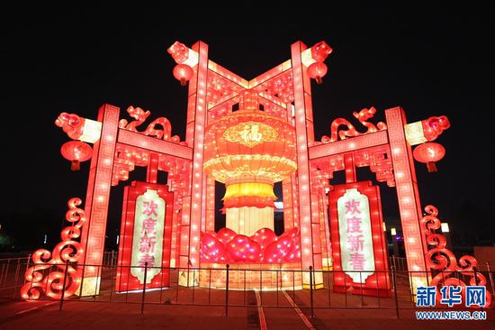 2019年1月29日,河南许昌,市区街头的花灯“闪亮登场”。