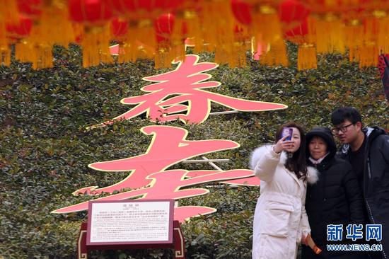 2月7日,河南许昌,灞陵桥景区新春大庙会活动现场。