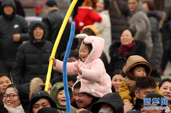 2月7日，河南许昌，灞陵桥景区新春大庙会活动现场。