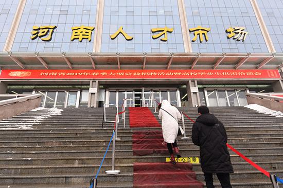 盡管天氣惡劣，前來河南人才市場求職者絡繹不絕
