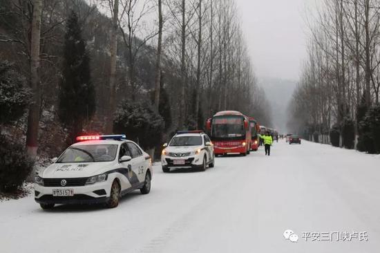 三门峡卢氏交警冰雪中护送700名乘客安全出境