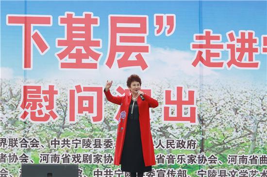 文艺志愿者魏俊英演唱豫剧《穆桂英》选段