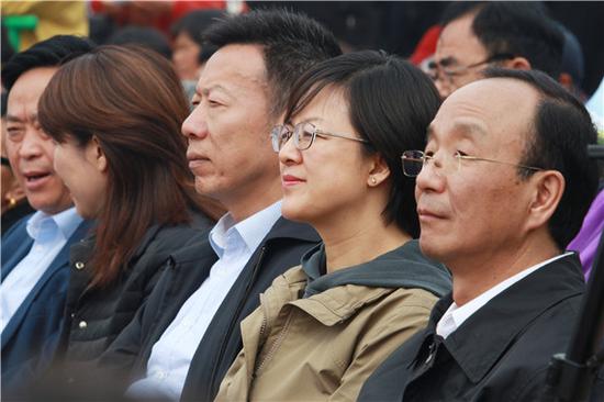 省文联副主席王朝纪(右)、杨彦玲(中)、陈涌泉(左)和村民共同观看演出