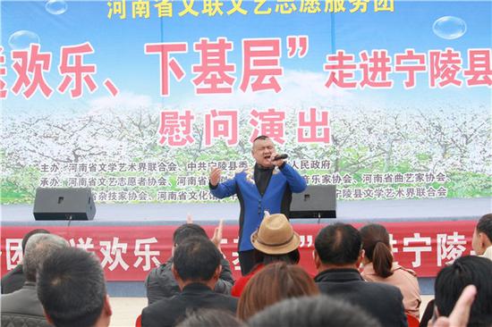 文艺志愿者唐满意演唱戏歌《满意大中原》