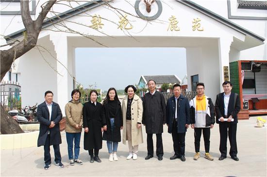 领导与文艺支教志愿者合影