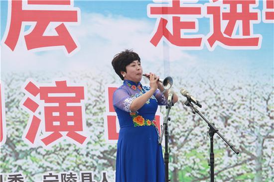 文艺志愿者樊朝霞演奏唢呐《百鸟朝凤》