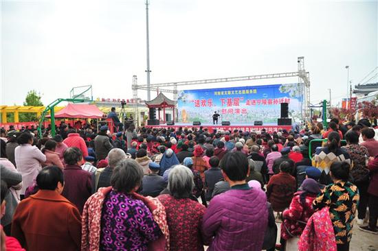 孙迁村文化广场坐满了村民