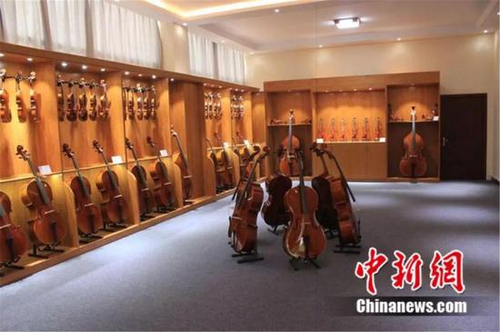 图为确山生产的小提琴 郭新社 摄