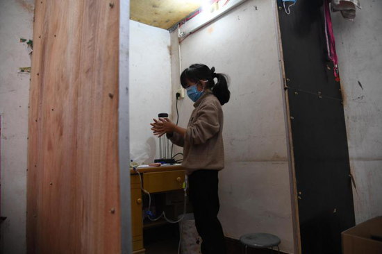 圖為怡然養父給她建造的不到兩平方的透析室