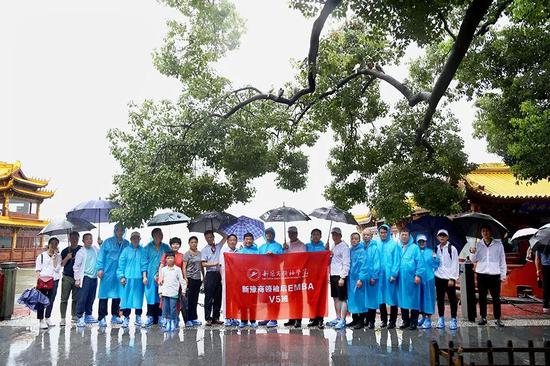 V5班的同学们在西湖雨中漫步合影留念