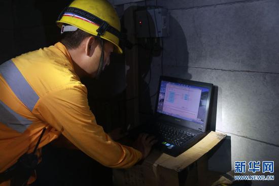 安阳综合段管内壶关车间平顺站区职工正在对隧道内网络通道进行检修和维护。