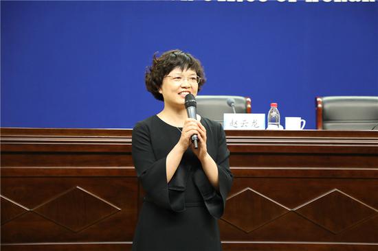 郑州外国语学校校长王丽娟结合自身经历，分享基础教育的变化