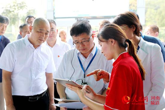 唐遠游（中）帶領(lǐng)參會人員觀摩6S標準化管理成果