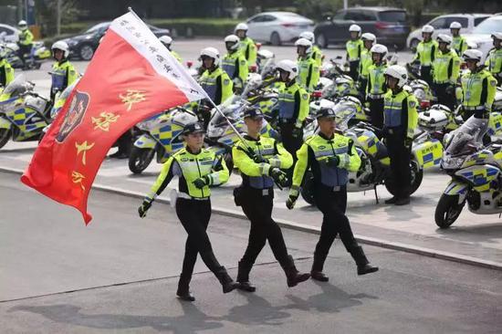 帅！郑州交警铁骑大队惊艳亮相