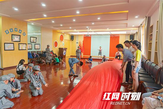 红色课本剧《金色的鱼钩》排练现场。