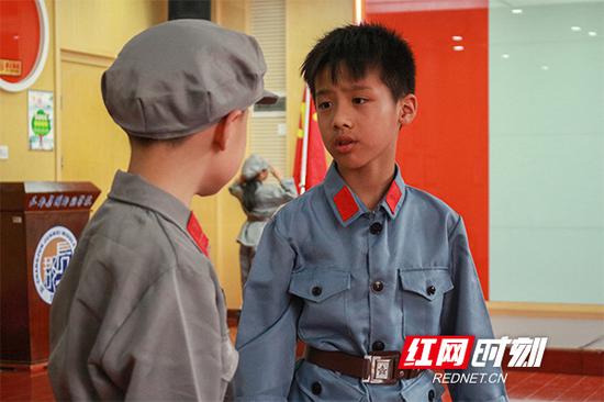 小演员认真对戏。