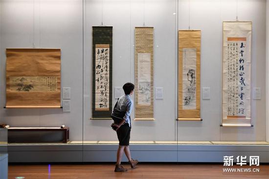9月18日,观众在浙江大学艺术与考古博物馆参观“中国与世界”——新获藏品展。该展览展出的是浙江大学2009年迄今新获的部分藏品。展品来源于捐赠及购藏,内容涉及书画、碑刻、瓷器、漆器、金铜造像等。 新华社记者 黄宗治 摄