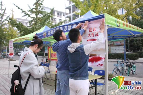 工作人员在进行“晨起大作战”的准备工作。中国青年网通讯员 秦雅洁 提供