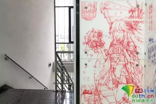 图为四川大学学生在涂鸦墙上的创作作品。中国青年网通讯员 吴宇昆 吕旅 摄