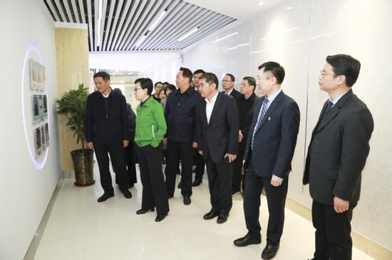 与会领导参观中国职业技术教育学会职业能力重构研究中心