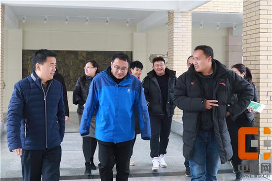 学校领导迎接赴凉山支教教师“回家”