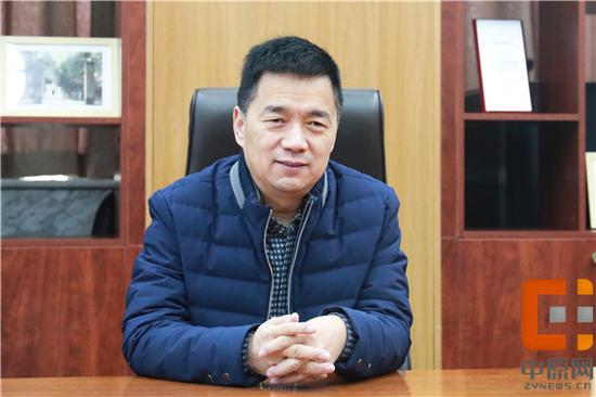 校长郭勤学对赴凉山支教的两位老师圆满完成任务、顺利返校表示祝贺和欢迎