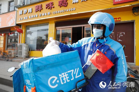 2月25日,河南省平顶山市宝丰县一外卖小哥在忙碌。何五昌 摄