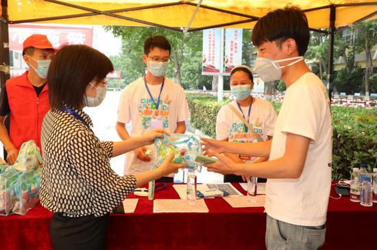 院长李桂贞向返校学生赠送“防疫健康包”