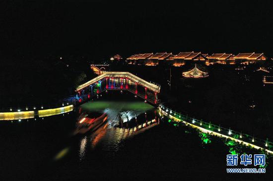 这是开封御河夜景（无人机照片，6月1日摄）。