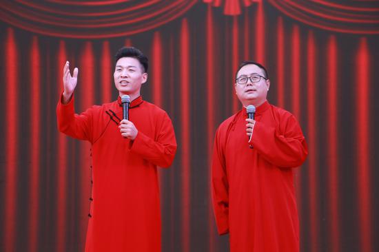 河南省文艺志愿者明男男、史亚新表演相声《欢歌笑语》