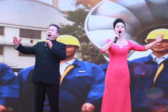 中国文艺志愿者协会理事李新现,河南省文艺志愿者郭薇演唱歌曲《让中原更出彩》