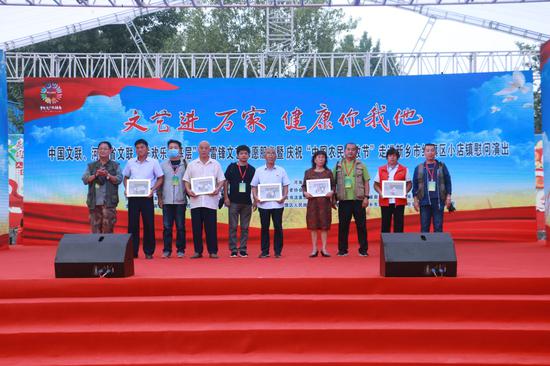 摄影志愿者贺向东、刘新立、刘强、张庆国、栗军海为村民赠送全家福照片