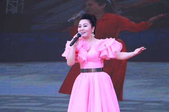 中国文艺志愿者协会会员王聆燕演唱歌曲《到人民中去》、《百姓是父母》