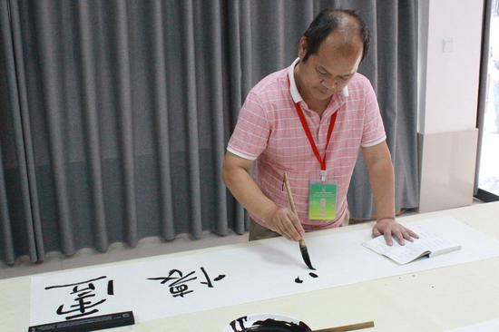 中国书法家协会会员、河南省文艺志愿者荆永庆现场挥毫